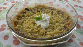 Crumble s rebarborou, mandlemi a brusinkami