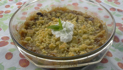 Crumble s rebarborou, mandlemi a brusinkami
