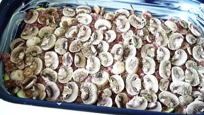 Cuketa zapečená s lilkem, žampiony a mletým masem