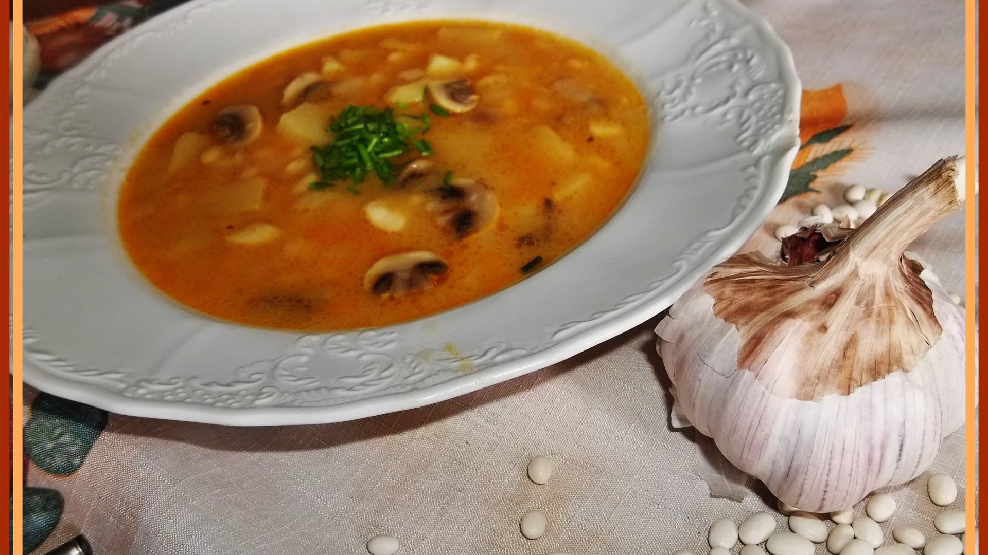 Fazolovo-žampionová polévka, zahuštěná paprikovou jíškou
