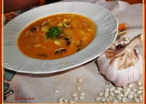 Fazolovo-žampionová polévka, zahuštěná  paprikovou jíškou