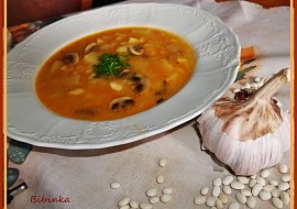 Fazolovo-žampionová polévka, zahuštěná  paprikovou jíškou