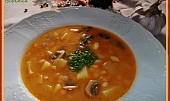 Fazolovo-žampionová polévka, zahuštěná  paprikovou jíškou, detail...