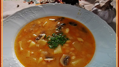 Fazolovo-žampionová polévka, zahuštěná  paprikovou jíškou, detail...