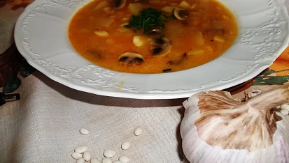 Fazolovo-žampionová polévka, zahuštěná  paprikovou jíškou, Dobrou chuť!
