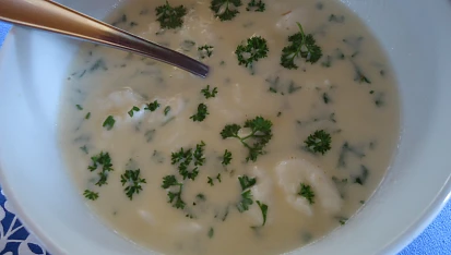 Francouzská krémová česnečka se sněhovými noky