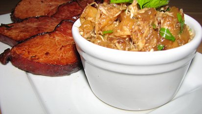 Grilované zázvorovo-pivní uzené s jablečno-křenovým chutney