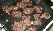 Hovězí líčka na zázvoru s rajčaty a paprikou, líčka zprudka osmažíme...