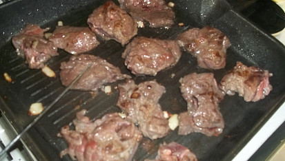 Hovězí líčka na zázvoru s rajčaty a paprikou, líčka zprudka osmažíme...