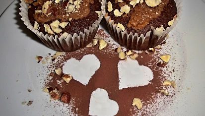 Hruškové muffiny s mléčným karamelem a lískovými oříšky