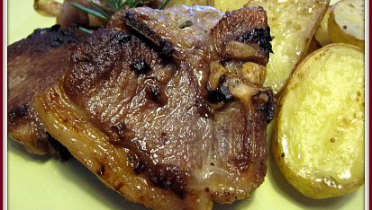 Jehněčí T-bone steak, na špenátovém lůžku s česnekem a restovanými brambory s tymiánem