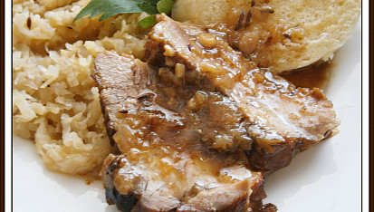 Kedlubnové zelí s jablkem a zázvorem, S pečeným masem