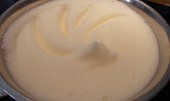 Kokosové flameri s vinným krémem a jahodami (Hotová vinná pěna)