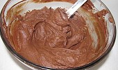 Křupavý koláč s čokoládovým krémem a jahodami