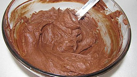 Křupavý koláč s čokoládovým krémem a jahodami