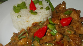 Kuřecí kousky s cuketou a chilli papričkami, aneb čína s cuketou