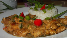 Kuřecí kousky s cuketou a chilli papričkami, aneb čína s cuketou