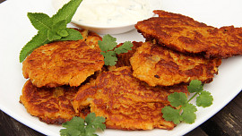 Květákové curry smaženky s mátovou rájtou