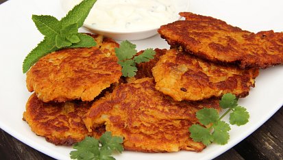 Květákové curry smaženky s mátovou rájtou