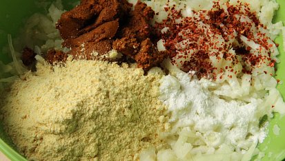 Květákové curry smaženky s mátovou rájtou