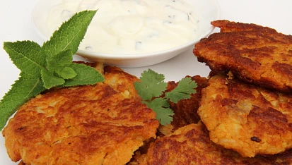 Květákové curry smaženky s mátovou rájtou