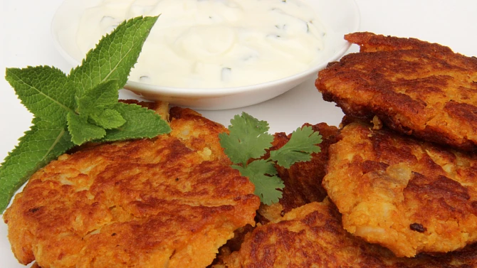 Květákové curry smaženky s mátovou rájtou