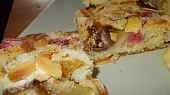 Lehký reveňovo -  jablečný koláč  s  mandlovou drobenkou