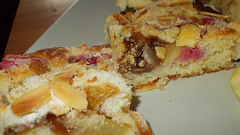 Lehký reveňovo -  jablečný koláč  s  mandlovou drobenkou