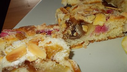 Lehký reveňovo -  jablečný koláč  s  mandlovou drobenkou