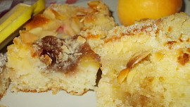 Lehký reveňovo -  jablečný koláč  s  mandlovou drobenkou