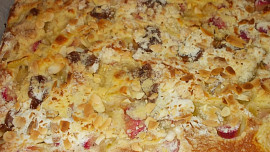 Lehký reveňovo -  jablečný koláč  s  mandlovou drobenkou