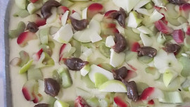 Lehký reveňovo -  jablečný koláč  s  mandlovou drobenkou