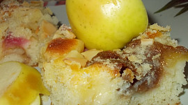 Lehký reveňovo -  jablečný koláč  s  mandlovou drobenkou