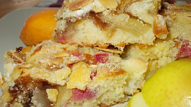 Lehký reveňovo -  jablečný koláč  s  mandlovou drobenkou