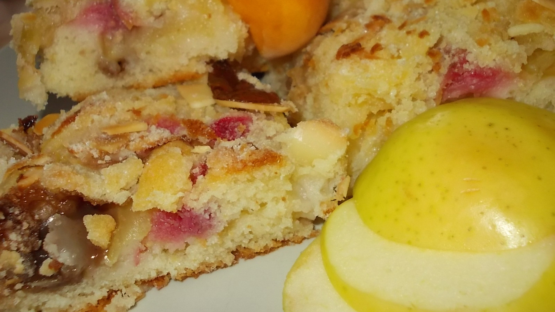 Lehký reveňovo - jablečný koláč s mandlovou drobenkou