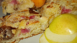 Lehký reveňovo -  jablečný koláč  s  mandlovou drobenkou