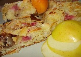 Lehký reveňovo -  jablečný koláč  s  mandlovou drobenkou