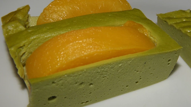 Lehký tvarohový Matcha koláč