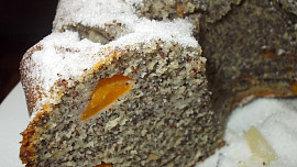 Maková bábovka s perníkem a meruňkami