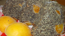 Maková bábovka s perníkem a meruňkami