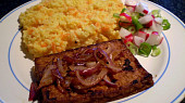 Marinované tofu s grilovanou červenou cibulkou - vegan