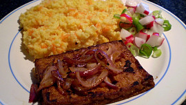 Marinované tofu s grilovanou červenou cibulkou - vegan