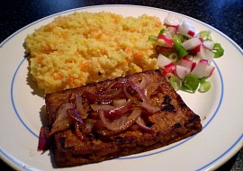 Marinované tofu s grilovanou červenou cibulkou - vegan