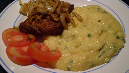 Marinované tofu s grilovanou červenou cibulkou - vegan
