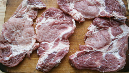 Minutková krkovička s volským okem v cibulovém kroužku, Mírně naklepané plátky krkovice