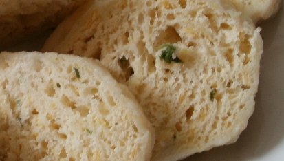 Mozaikové kynuté knedlíky s corn flakes a bylinkami