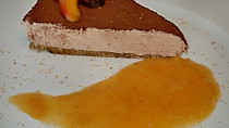 Nepečený cheesecake s mléčnou čokoládou a meruňkovým přelivem