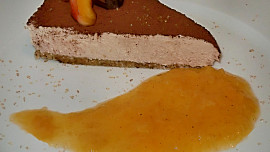 Nepečený cheesecake s mléčnou čokoládou a meruňkovým přelivem