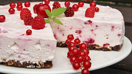 Nepečený tvarohový dortík a malinová omáčka