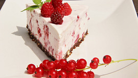 Nepečený tvarohový dortík a malinová omáčka